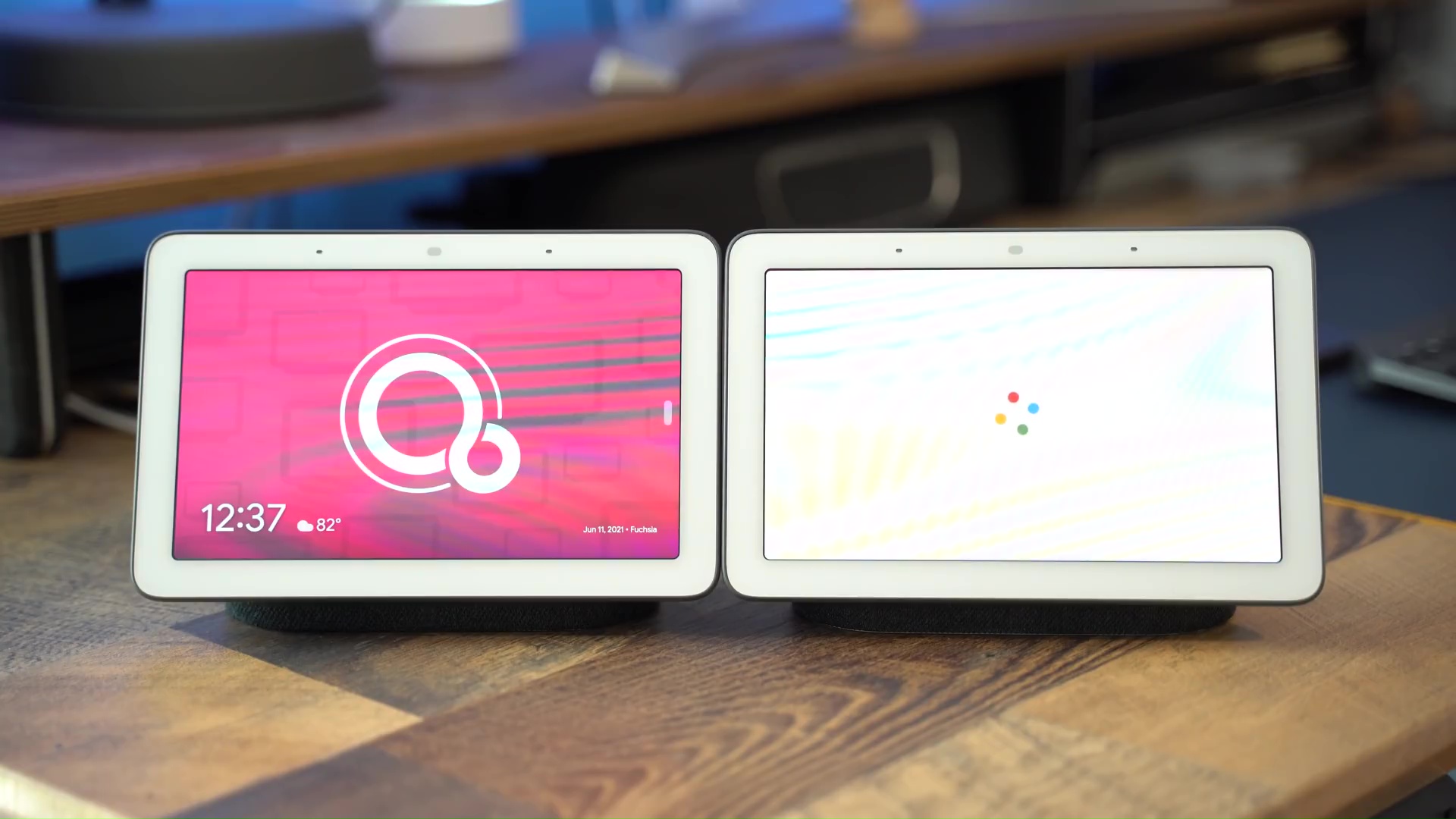 开机过程, 看得出来左边的 Fuchsia OS 启动速度略快